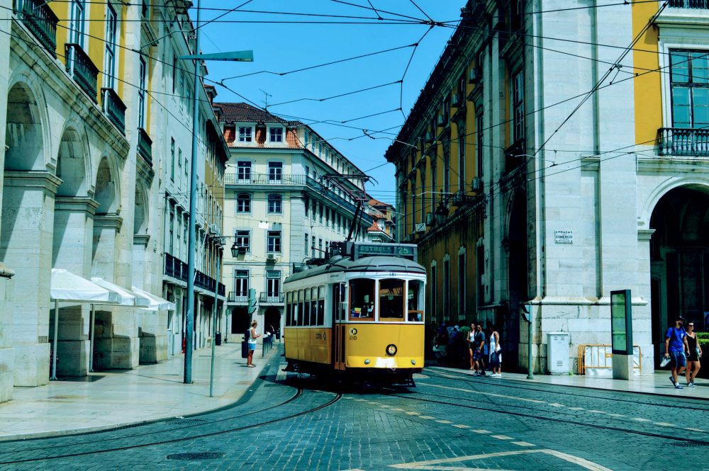 Gele tram in een straat in Lissabon