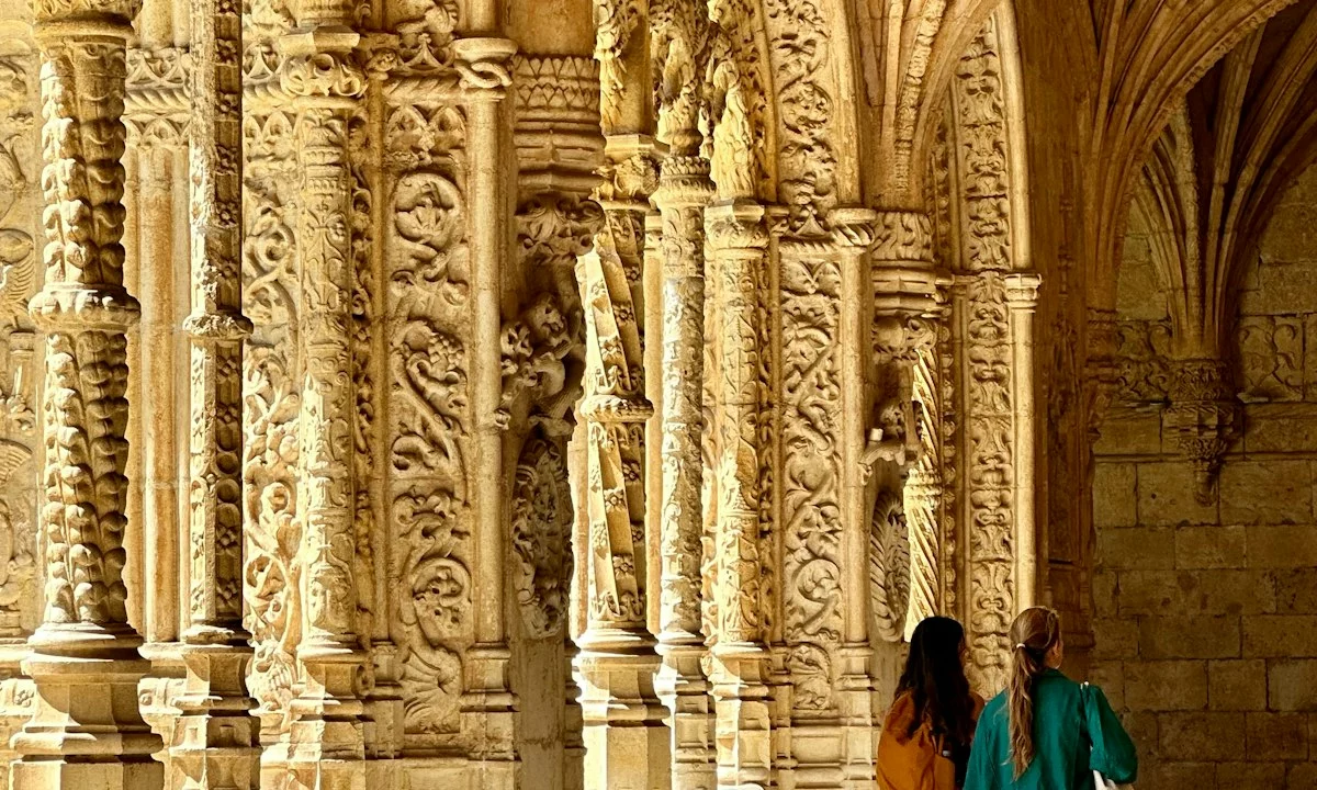 Belém Lissabon 4 Rijk versierde zuilen in de kloostergang van Mosteiro dos Jerónimos